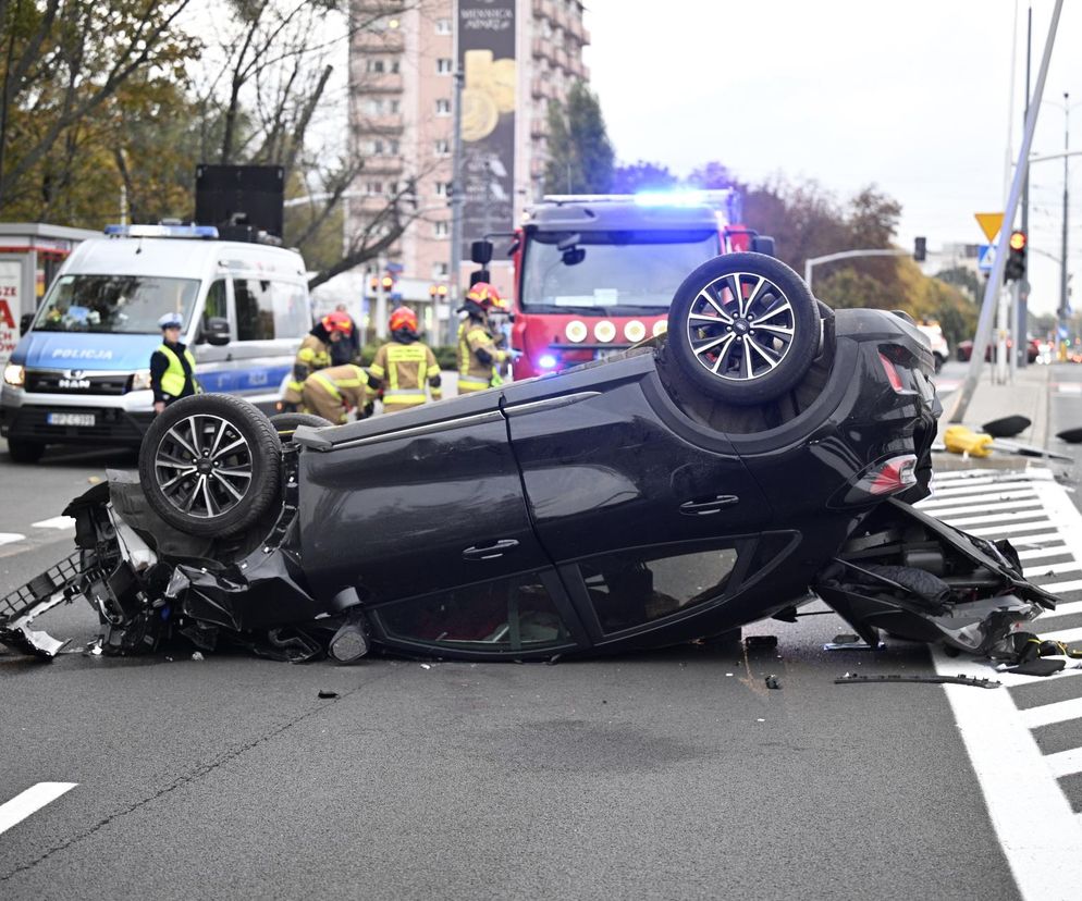 Dachowanie w Warszawie! Wcześniej na tej ulicy doszło do śmiertelnej masakry