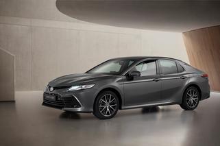 Toyota Camry Hybrid lifting 2021