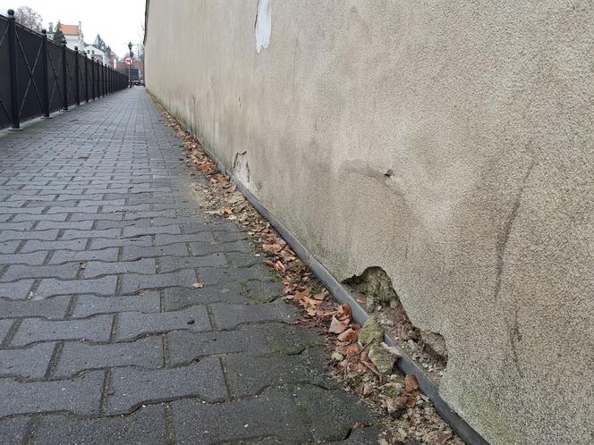 Z muru zabytkowego lapidarium w Lesznie znów odpada tynk