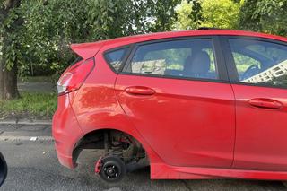 Samochody bez kół na cegłach - plaga kradzieży w Warszawie