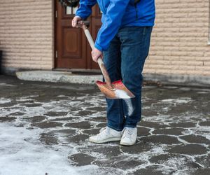 Wystarczy, że posypiesz tym kostkę brukową, gdy spadnie śnieg. Rozpuszcza lód lepiej niż sól. Kostka brukowa będzie wyglądać jak wiosną. Sposób na lód przed domem