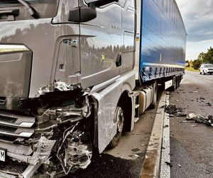 Wypadek w Chełmie Śląskim. Kierowca wjechał pod ciężarówkę