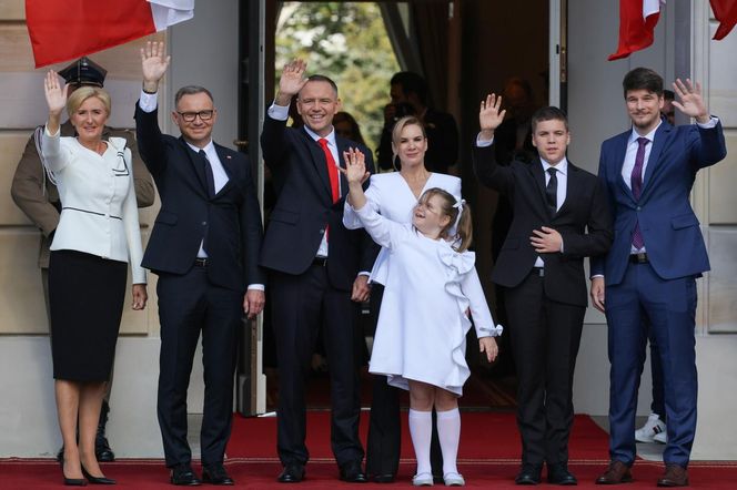 Uroczyste wejście Pary Prezydenckiej do Pałacu Prezydenckiego. Przemarsz ulicami Warszawy