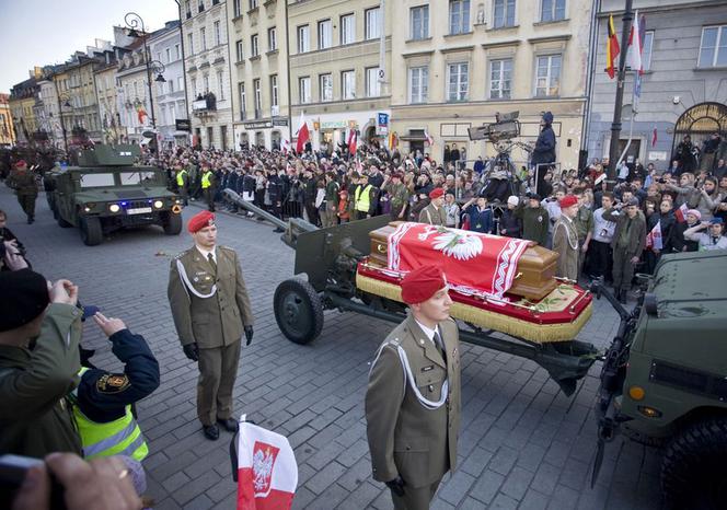 Przewiezienie trumien pary prezydenckiej