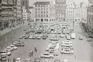 Wrocławski rynek jako wielki parking. Zobacz, jak kiedyś wyglądało ścisłe centrum miasta! [ZDJĘCIA]