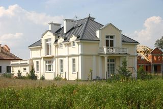 Nowy stylizowany dom, w którym facjaty i facjatki są doskonałym uzupełnieniem bryły retro