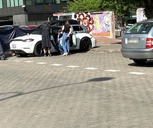  Makabra na Ochocie. Zwłoki w luksusowym białym Porsche. Na miejscu prokurator