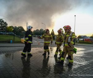 Pożar akumulatorowni na poddaszu zakładu przetwórstwa drobiu w Kawle
