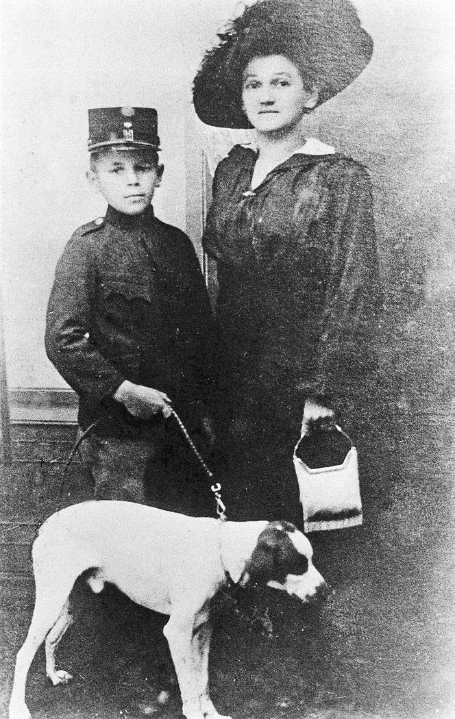Starszy brat Edmund Wojtyła z mamą, 1919 r.