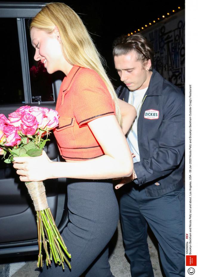 Brooklyn Beckham maluje paznokcie