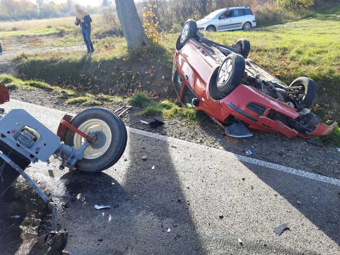 Samoklęski. Zderzenie fiata z ciągnikiem rolniczym [GALERIA]