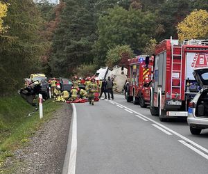 Tragedia pod Warszawą. Auto zderzyło się czołowo z tirem. Nie żyją dwie osoby, jedna jest ciężko ranna