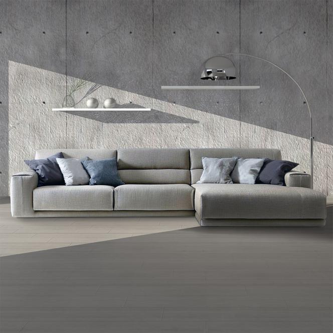 Szara, narożna sofa w minimalistycznym salonie
