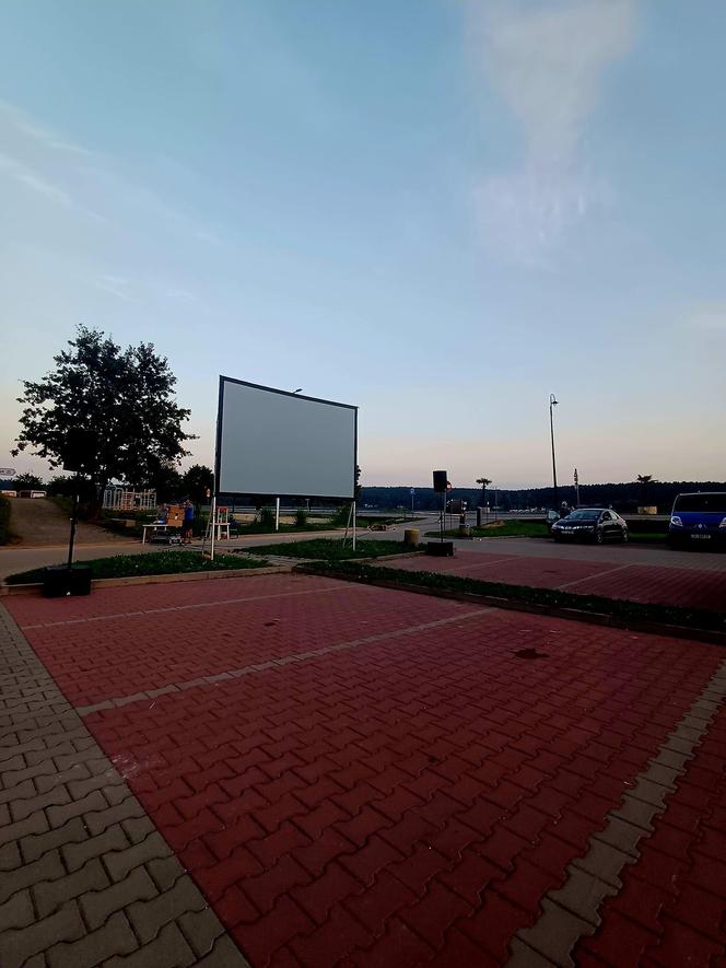 Pierwsze kino samochodowe nad zalewem w Brodach. Był popcorn i duża frekwencja