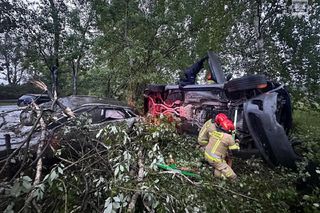 Dachowanie na drodze krajowej. Niebezpieczny manewr przyczyną karambolu