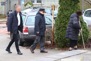 Lech Wałęsa wybrał się do kościoła w ostatni dzień 2023. roku. Tyle dał dziewczynce pod kościołem