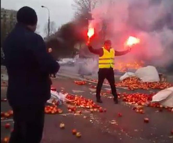 Protesty rolników w Warszawie. Palenie opon i świńskie łby na placu Zawiszy