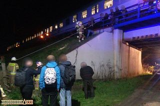 Ewakuacja pasażerów pociągu w Wielkanoc przed stacją w Bąkowie