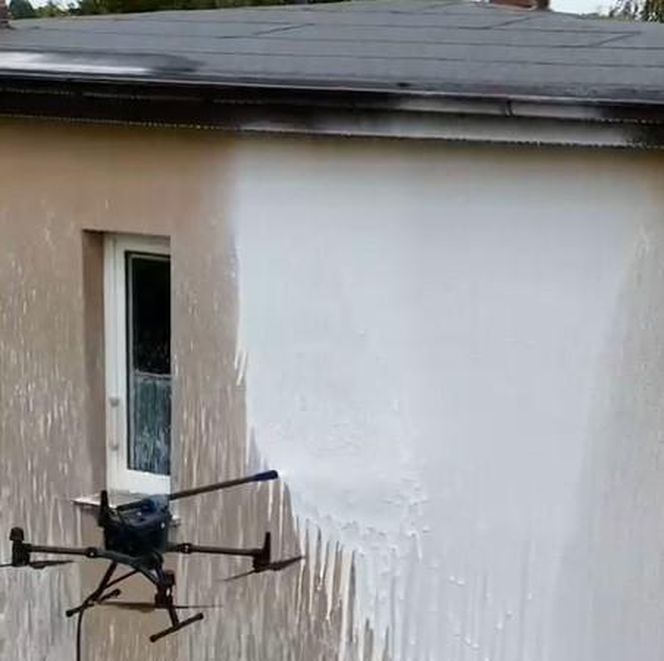 Tak drony czyszczą dachy i elewacje