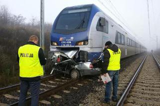 2 Tragiczny wypadek na ul. Moryca w Piotrkowie Trybunalskim. Pociąg staranował osobówkę