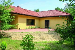 Jak obsadzić słoneczny taras? Oto niebanalny projekt rabaty przy tarasie