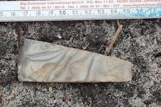 W powiecie biłgorajskim znaleziono zabytkową krzemienną siekierę