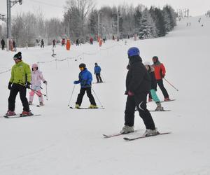 Dużo narciarzy na stoku w Krajnie koło Kielc