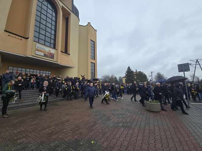 Pogrzeb Jana Furtoka w Katowicach. Tłumy kibiców i działaczy żegna legendę GKS Katowice