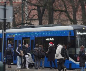 Mikołajkowy tramwaj przejechał przez Kraków