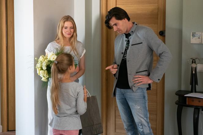 Na Wspólnej odc. 2805. Elżbieta (Paulina Chapko), Adam (Karol Puciaty), Julka (Maja Oświecińska)