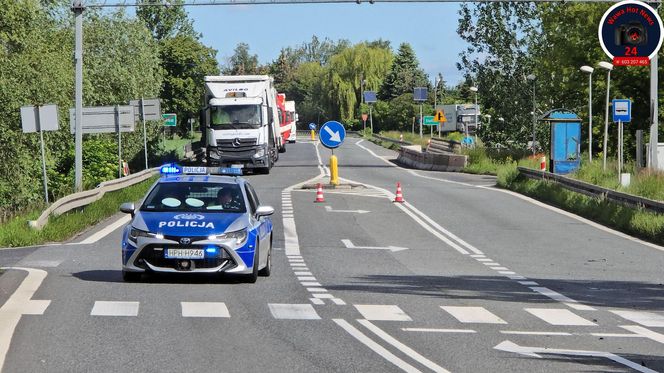 Peugeot i nissan roztrzaskane na drodze. Dramatyczny wypadek pod Sochaczewem 