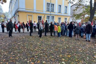 Zapalono znicze dla rozstrzelanych mieszkańców Leszna. W rocznicę tragicznych wydarzeń [ZDJĘCIA]