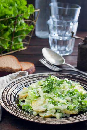 Zielona sałatka ziemniaczna - smakowity dodatek do grilla