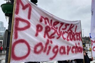 Warszawa: pracownicy MPO protestowali przed ratuszem
