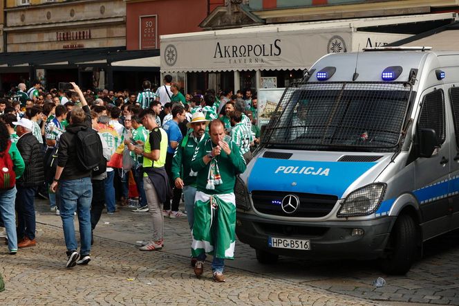 Kibice opanowali Wrocław. Tak wygląda stolica Dolnego Śląska w dniu finału Ligi Konferencji