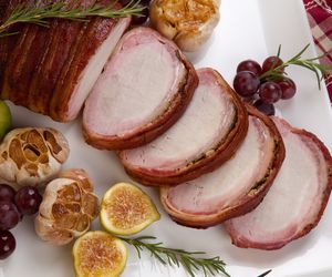 Pieczona polędwica w bekonie - wystarczy 1 trik, żeby zawsze była soczysta i przepyszna