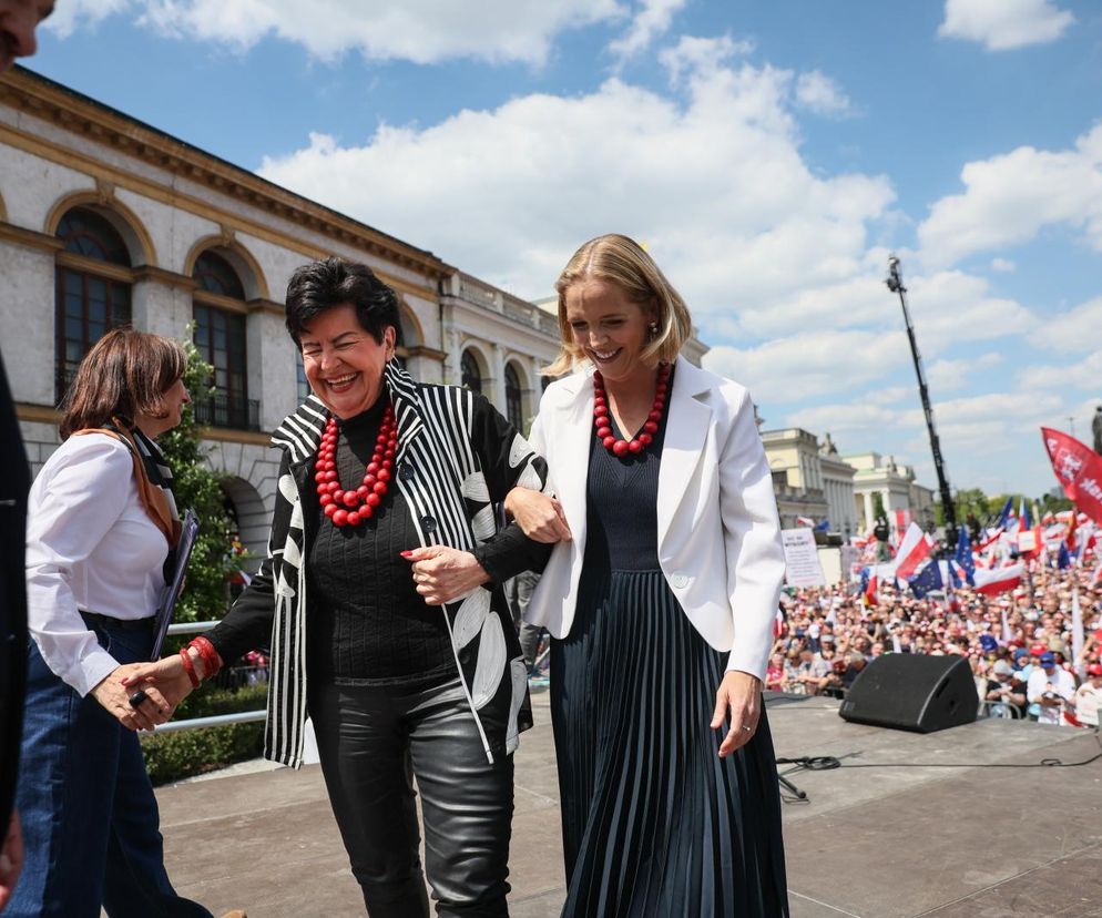 Joanna Senyszyn wzięła udział w marszu KO. Przekazała Małgorzacie Trzaskowskiej symboliczny podarunek