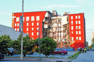 Szukają ocalałych po zawaleniu bloku