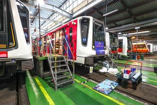 Metro ze świąteczną dekoracją 