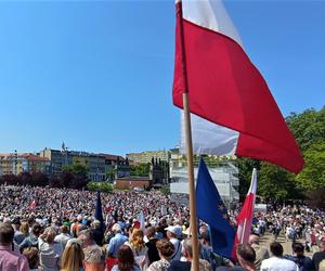 Manifestacja 4 czerwca na placu Solidarności w Szczecinie