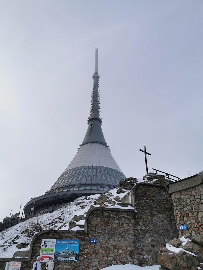 Kosmiczny hotel w Sudetach na sprzedaż! Ikona socmodernizmu zmieni właściciela
