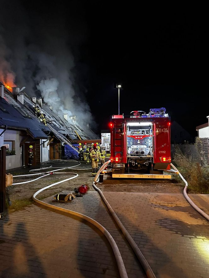 Radunica. Pożar budynku wielorodzinnego. 7 rodzin straciło dobytek życia i dach nad głową [ZDJĘCIA]