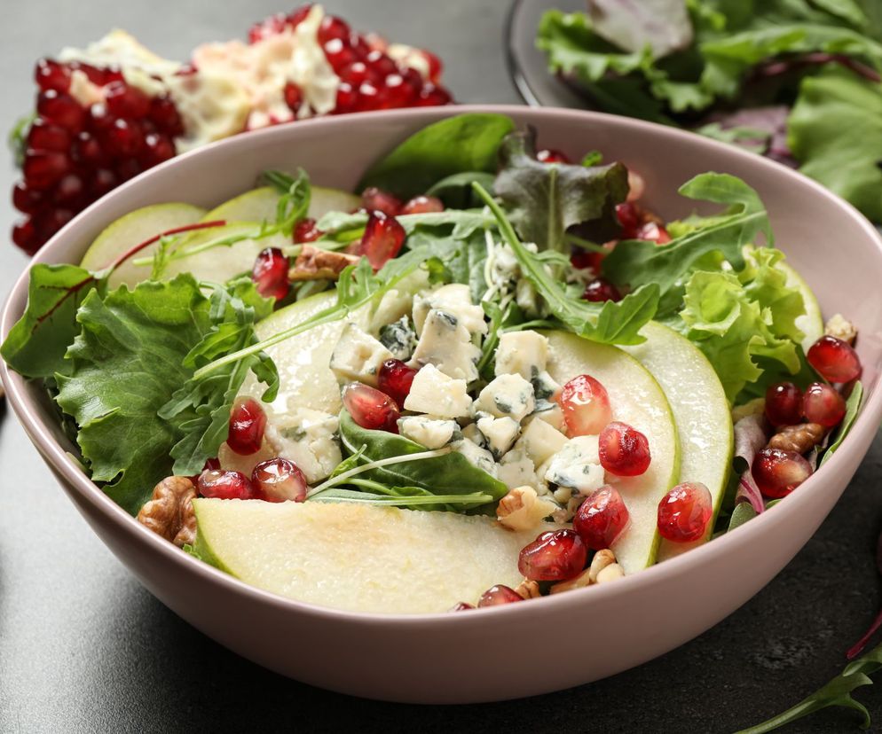 Szybka sałatka z gruszką i serem pleśniowym 