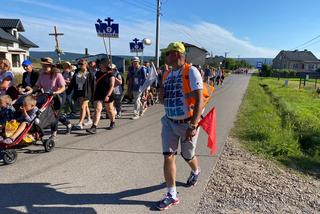 44. LPP na Jasną Górę Sandały czy adidasy?