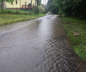 Zalane ulice i posesje. Trudna noc w gminie Goleszów w powiecie cieszyńskim