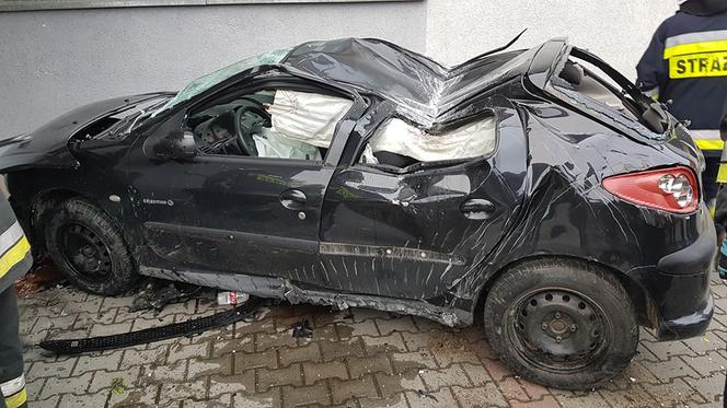 Małopolska: Rozpędzony samochód wjechał w budynek szkoły!