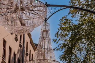 Na podwórzu przy ul. Piotrkowskiej 118 zawisły kryształowe kandelabry