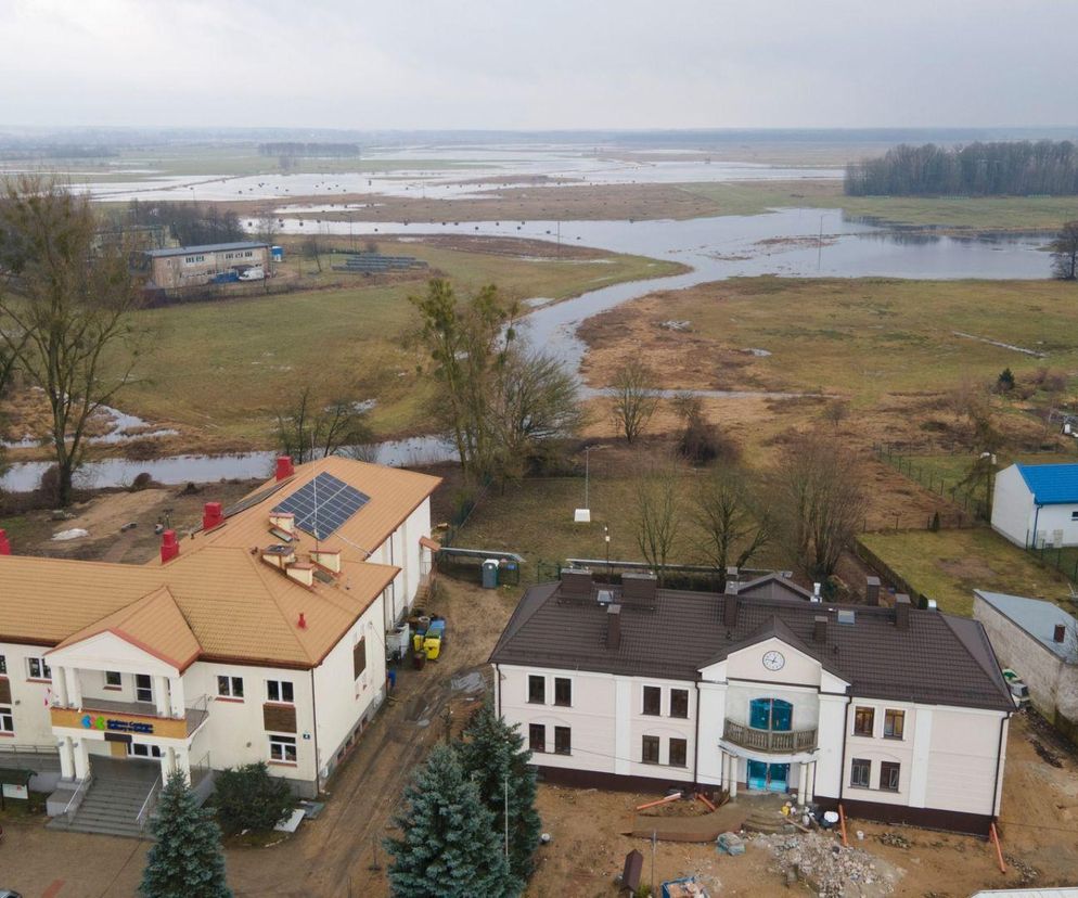 To najdłuższa wieś w województwie podlaskim. Z lotu ptaka wygląda jak wielkie osiedle!