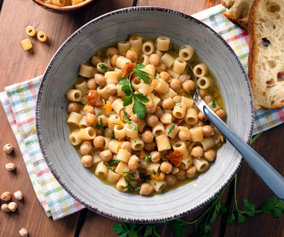 Włoska zupa z kiełbasą i parmezanem