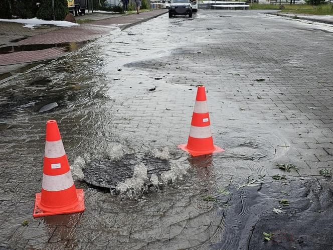 Nawałnica nad Gnieznem. Miasto zalały strumienie wody po ulewie i gradobiciu [ZDJĘCIA].